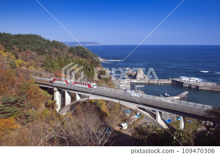 秋天的三陸鐵路鐵橋、火車和漁港 109470306