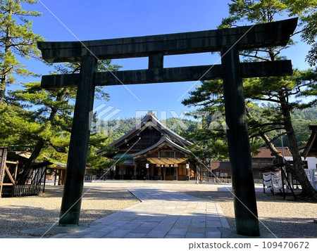 Izumo Taisha shrine and torii gate Izumo Taisha shrine and torii gate 109470672