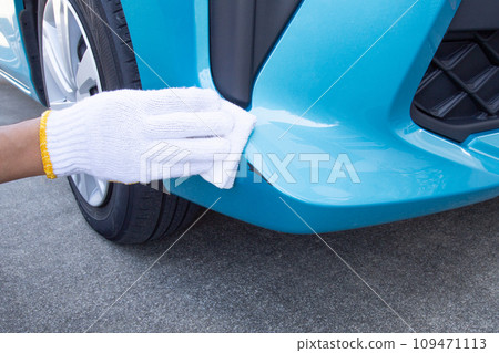 Car scratch repair work (repair method) Work to remove oil and dirt from the scratched area Car scratch repair work (repair method) Work to remove oil and dirt from the scratched area 109471113