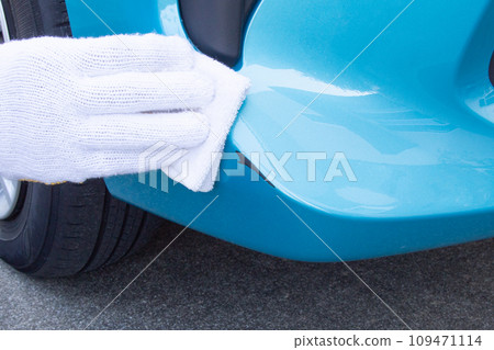 Car scratch repair work (repair method) Work to remove oil and dirt from the scratched area 109471114