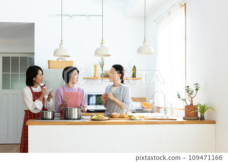 一個女人享受烹飪 109471166