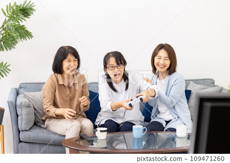 一位熱衷於遊戲和愛好的高級女性 109471260