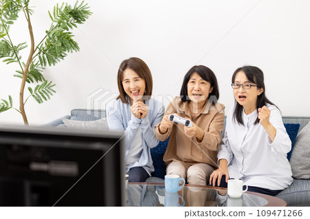 A senior woman passionate about games, her hobbies 109471266
