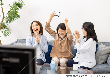 一位熱衷於遊戲和愛好的高級女性 一位熱衷於遊戲和愛好的高級女性 109471270