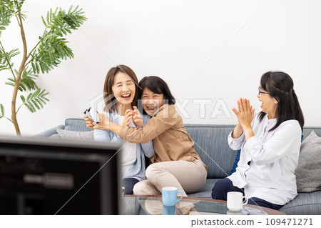 一位熱衷於遊戲和愛好的高級女性 一位熱衷於遊戲和愛好的高級女性 109471271