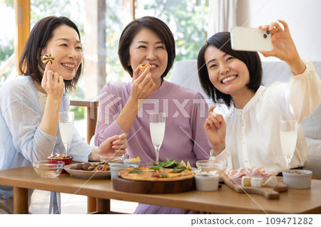 婦女享受家庭聚會 109471282