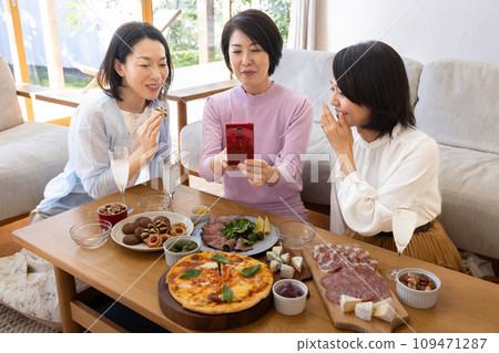 婦女享受家庭聚會 109471287