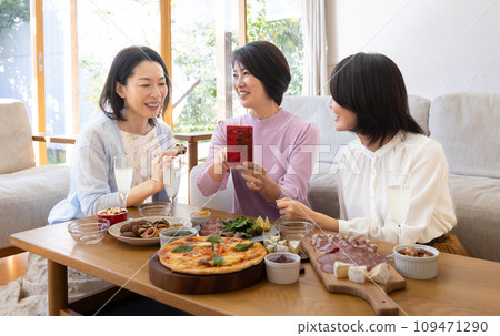 婦女享受家庭聚會 109471290