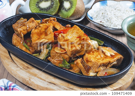 Hotplate tofu with scallion Hotplate tofu with scallion 109471409