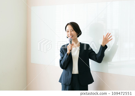 一位女士站在投影機前進行演示 109472551