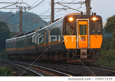 [JR West] Early morning Kiha 187 series "Super Matsukase" (San'in Main Line: Higashiyama Koen Station) 109473359