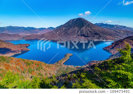 If you climb up to the Mt. Hangetsu Observation Deck in Nikko City, you can see a panoramic view of Lake Chuzenji, with Hatchodejima in the foreground and Mt. Nantai in front. 109473491
