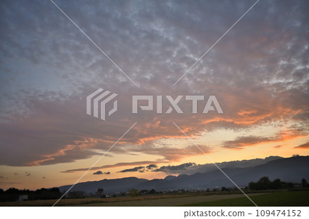 箱根山和丹澤山上美麗的夕陽雲彩 109474152