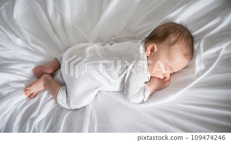 嬰兒在白色床上小睡的 AI 影像 嬰兒在白色床上小睡的 AI 影像 109474246