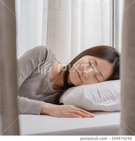 一位長髮女子睡在白牆房間裡的 AI 影像 一位長髮女子睡在白牆房間裡的 AI 影像 109474248