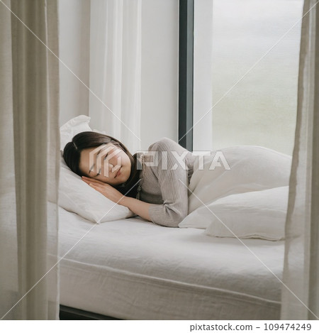 一位長髮女子睡在白牆房間裡的 AI 影像 109474249