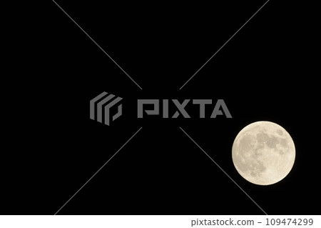 A small mochizuki in October at a moon age of 13.4 looking up from Hakushu-cho, Hokuto City 109474299