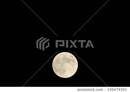 從北斗市白州町仰望10月13.4月齡的小望月 從北斗市白州町仰望10月13.4月齡的小望月 109474301