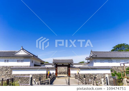 山形縣山形市嘉城公園山形城二之丸東大手門的夏日藍天與風景 109474751