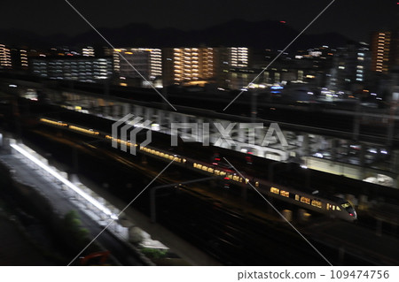 Limited express Raku Raku Harima arrives at Himeji Station and is transferred 109474756
