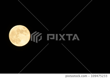 從北斗市白州町看到的10月14.4歲的滿月「獵人之月」剛升起 109475233