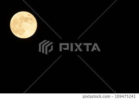 Hunter's Moon, the full moon of October at the age of 14.4, just risen as seen from Hakushu-cho, Hokuto City Hunter's Moon, the full moon of October at the age of 14.4, just risen as seen from Hakushu-cho, Hokuto City 109475241