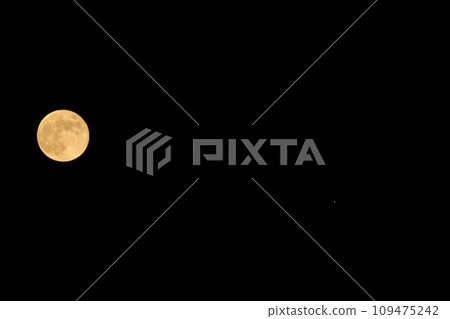 Hunter's Moon, the full moon of October at the age of 14.4, just risen as seen from Hakushu-cho, Hokuto City 109475242