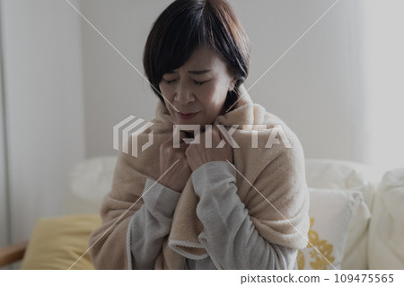 女人感冒了感覺冷 女人感冒了感覺冷 109475565