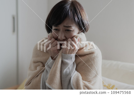 女人感冒了感覺冷 女人感冒了感覺冷 109475568