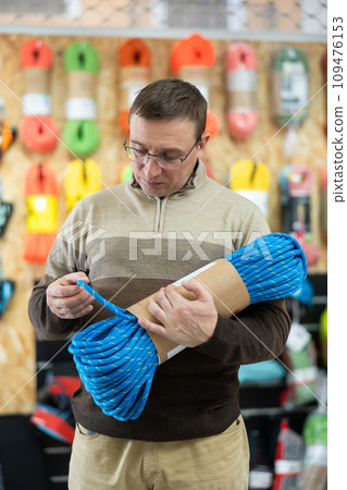 Man view rope cable for climbing and evaluate its thickness Man view rope cable for climbing and evaluate its thickness 109476153