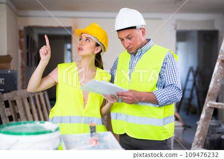 Woman and man repairers talking about documentation 109476232