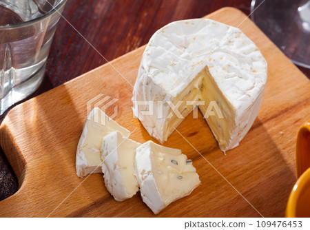 Tasty slices of french cambozola cheese at wooden desk 109476453