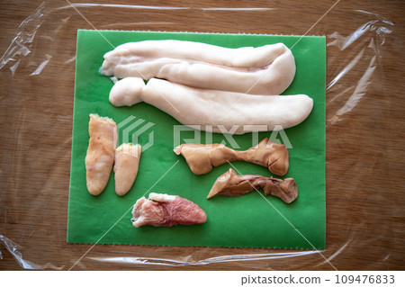Salmon internal organs (milt, liver, stomach, ovary) Salmon internal organs (milt, liver, stomach, ovary) 109476833