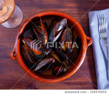 Clay bowl of stewed molluscs a la marinera 109476859