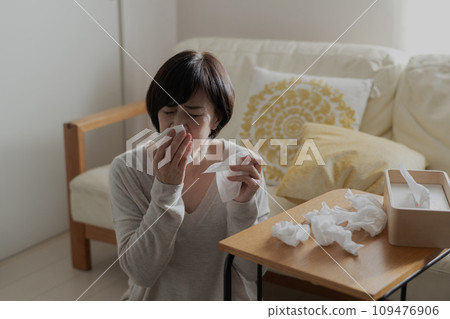 因感冒或鼻炎而擤鼻涕的女性 因感冒或鼻炎而擤鼻涕的女性 109476906
