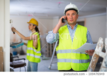 Foreman having work phone conversation at object 109476949