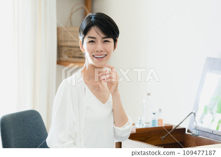 一個女人在她的房間裡做皮膚護理 109477187