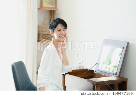 一個女人在她的房間裡做皮膚護理 109477199
