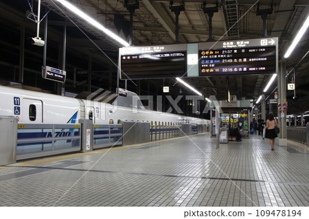 Kyoto Station 21:30/Tokaido Shinkansen platform: Time zone for the last train bound for Tokyo Kyoto Station 21:30/Tokaido Shinkansen platform: Time zone for the last train bound for Tokyo 109478194