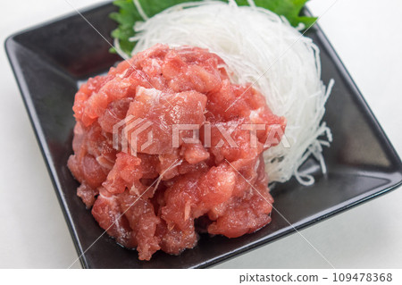 Small bowl of peeled tuna Small bowl of peeled tuna 109478368