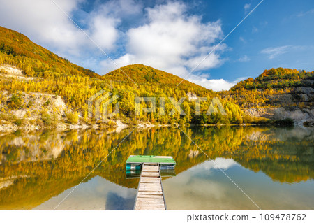Autumn landscape with reflection of colorfull hills in the lake 109478762