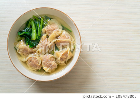 pork wonton soup or pork dumplings soup with vegetable 109478805