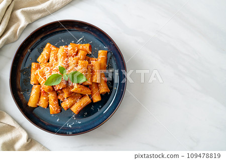 Rigatoni pasta with tomato sauce and cheese 109478819