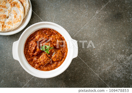 chicken tikka masala spicy curry meat food with roti or naan bread 109478853