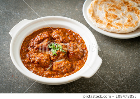 chicken tikka masala spicy curry meat food with roti or naan bread 109478855