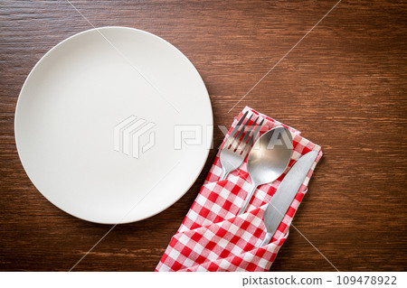 empty plate or dish with knife, fork and spoon 109478922