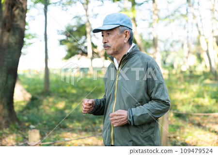 A man in his 70s running A man in his 70s running 109479524