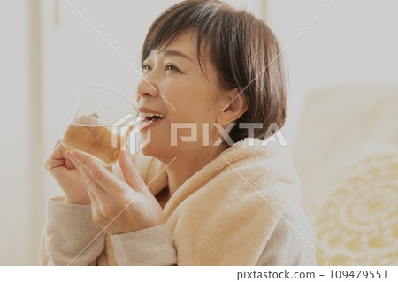 喝熱茶的女人 喝熱茶的女人 109479551