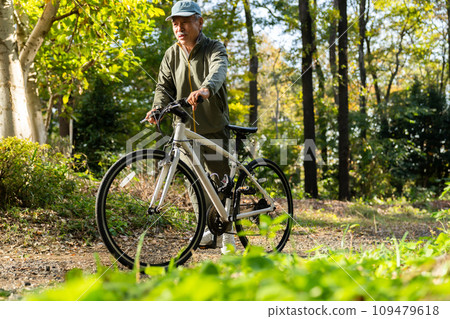 Senior man enjoying cycling 109479618