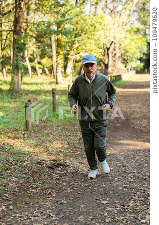 A man in his 70s running 109479620